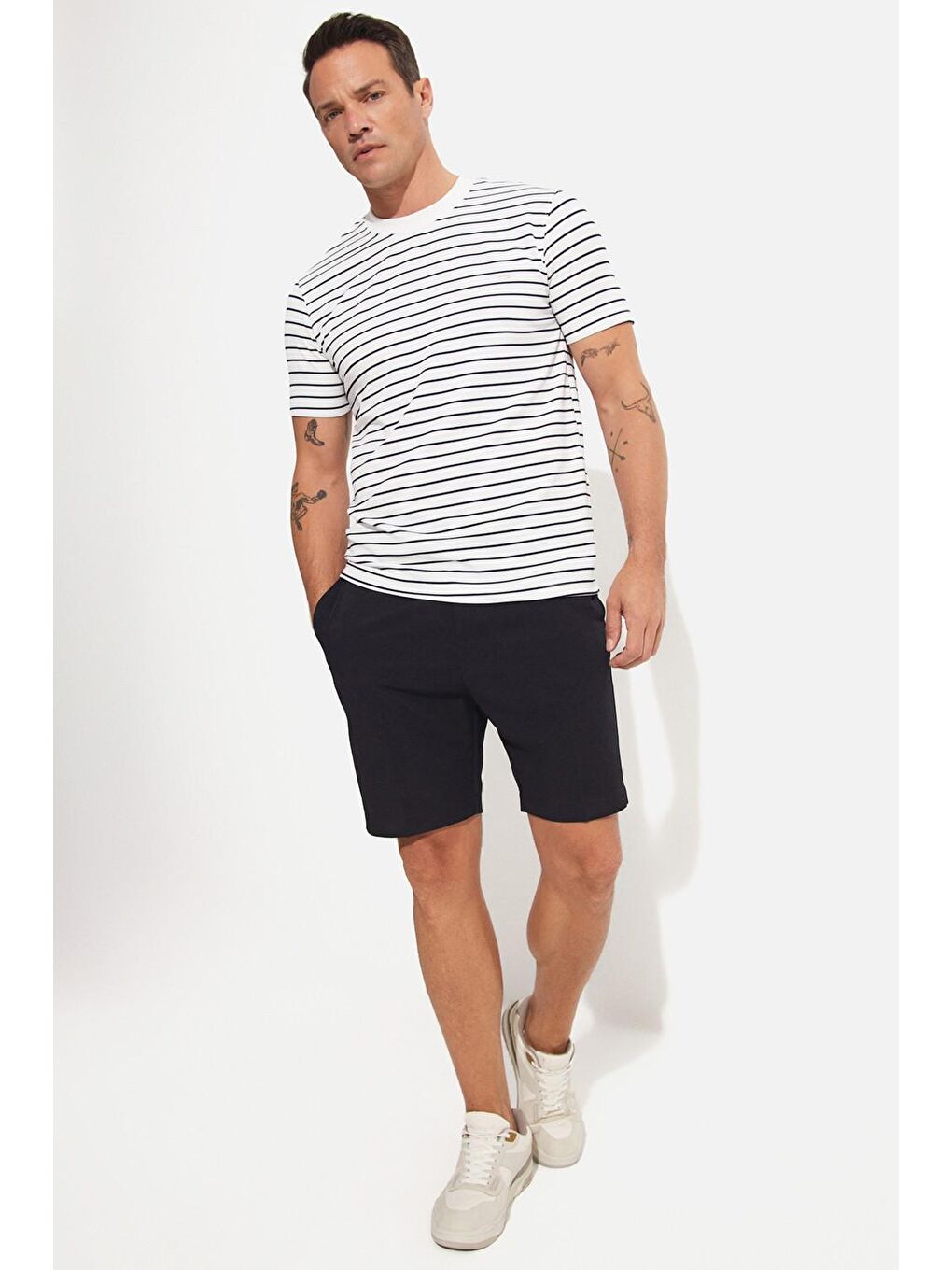 Beyaz Erkek Regular Fit Bisiklet Yaka Çizgili T-Shirt-1