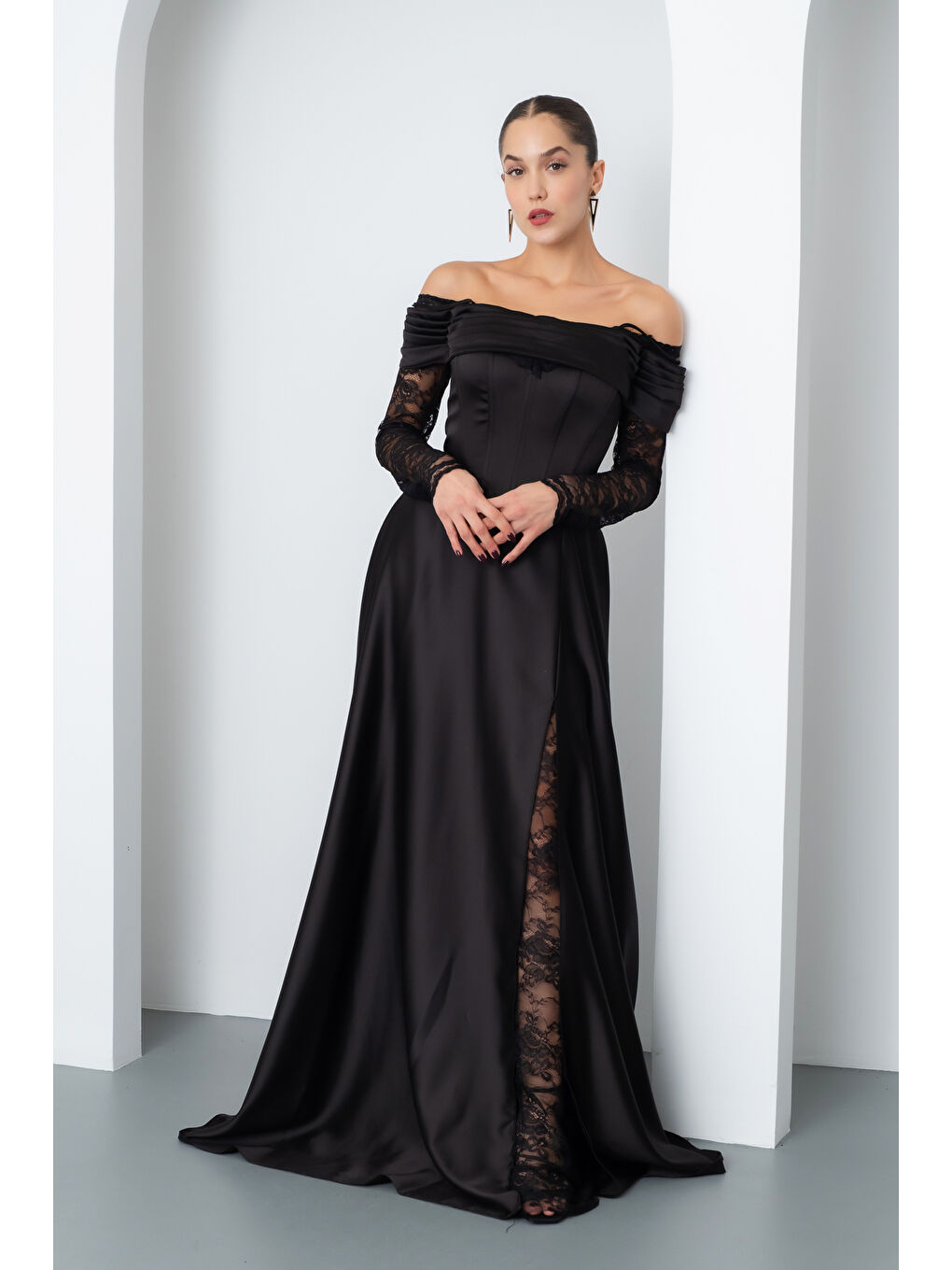 Kadın Siyah Dantel Detaylı Uzun Saten Abiye Elbise