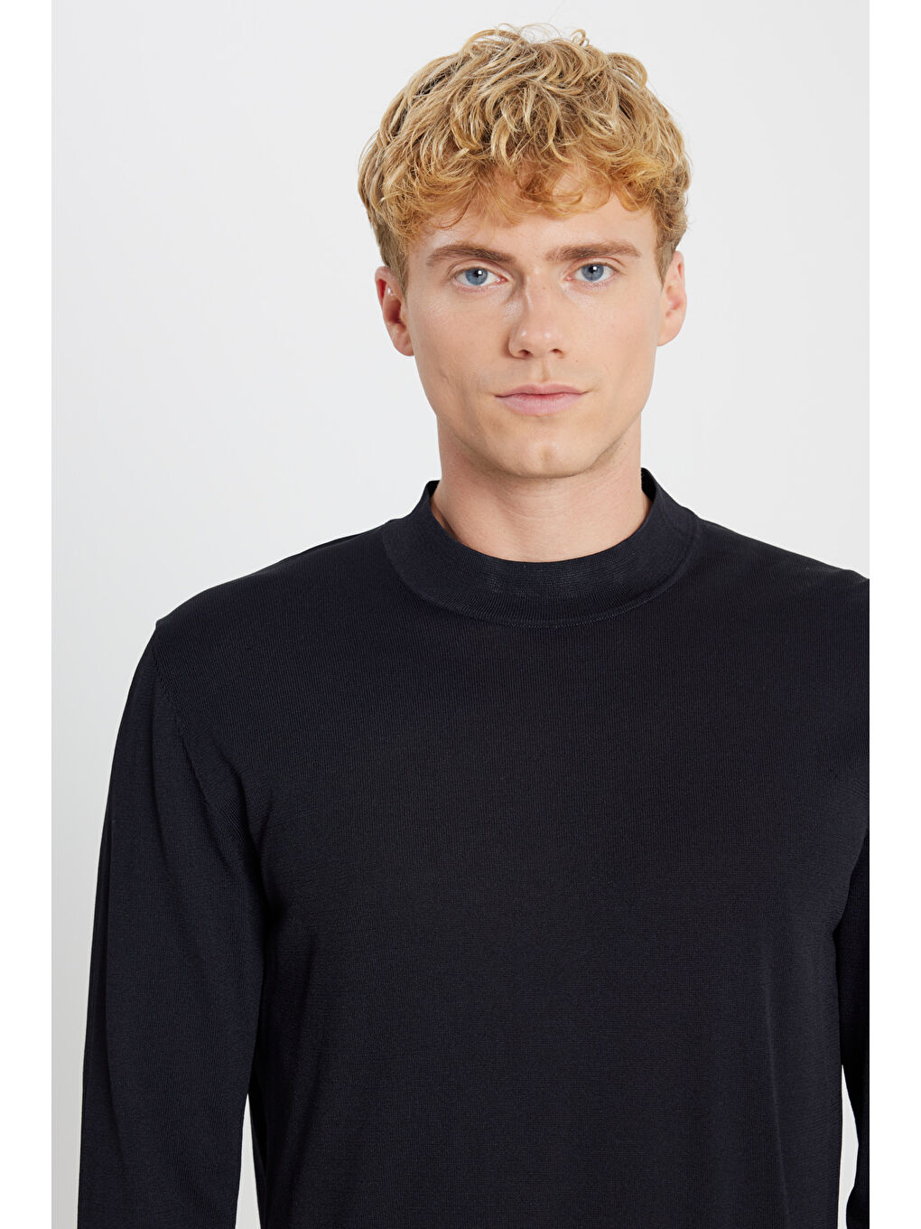 Erkek Siyah Standart Fit Normal Kesim Yarım Balıkçı Yaka Triko Basic Kazak-3