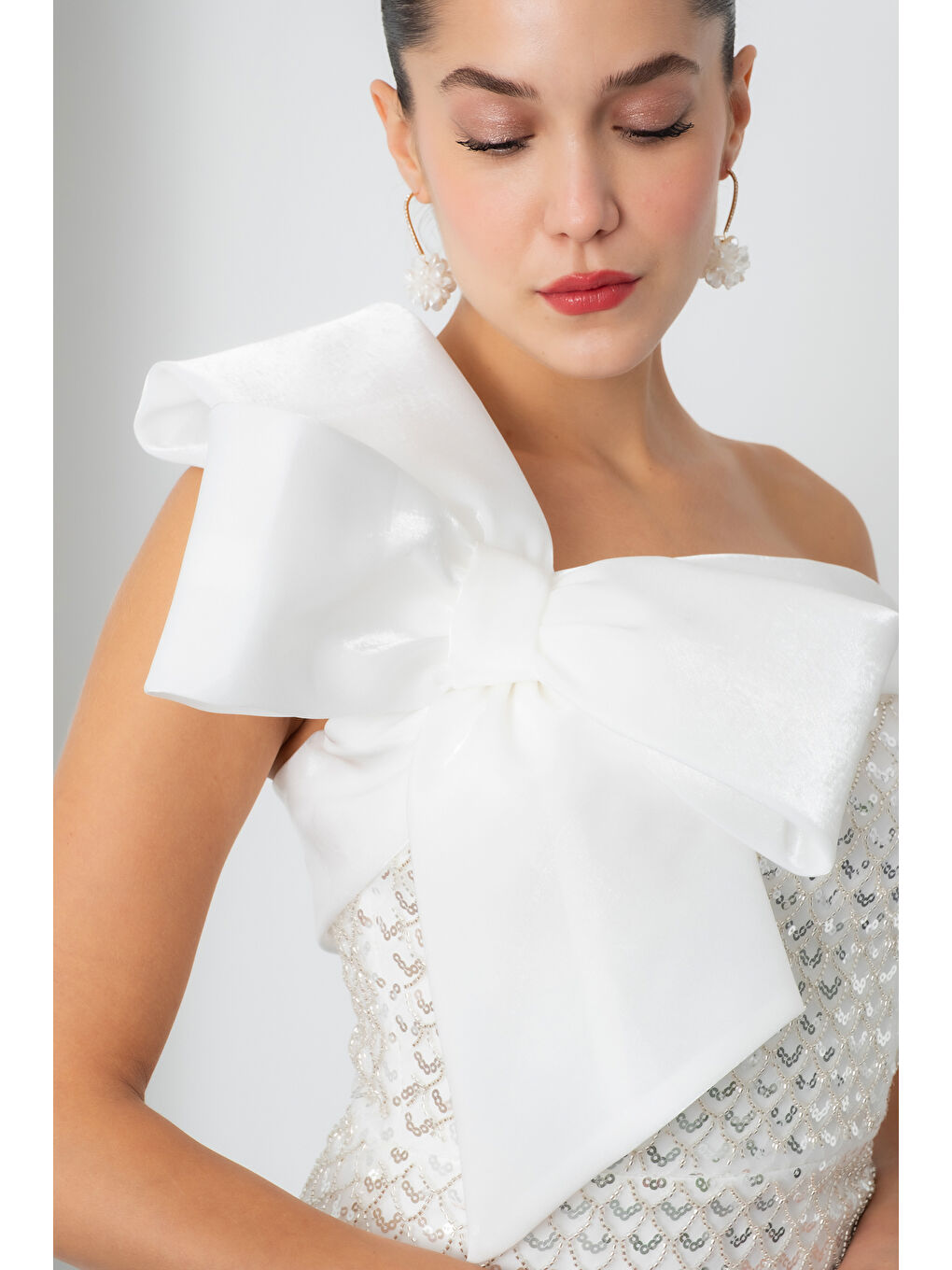 Kadın Beyaz Tek Omuz Boncuklu Midi Gece Elbisesi-3
