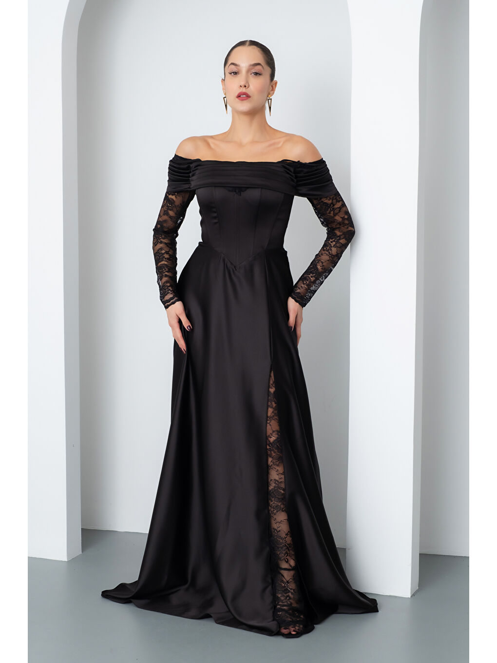 Kadın Siyah Dantel Detaylı Uzun Saten Abiye Elbise-1