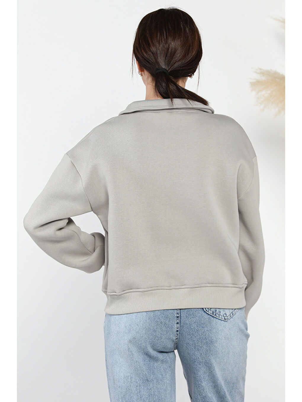 Gri Dik Yaka Yarım Fermuarlı Şardonlu Kadın Sweatshirt-2