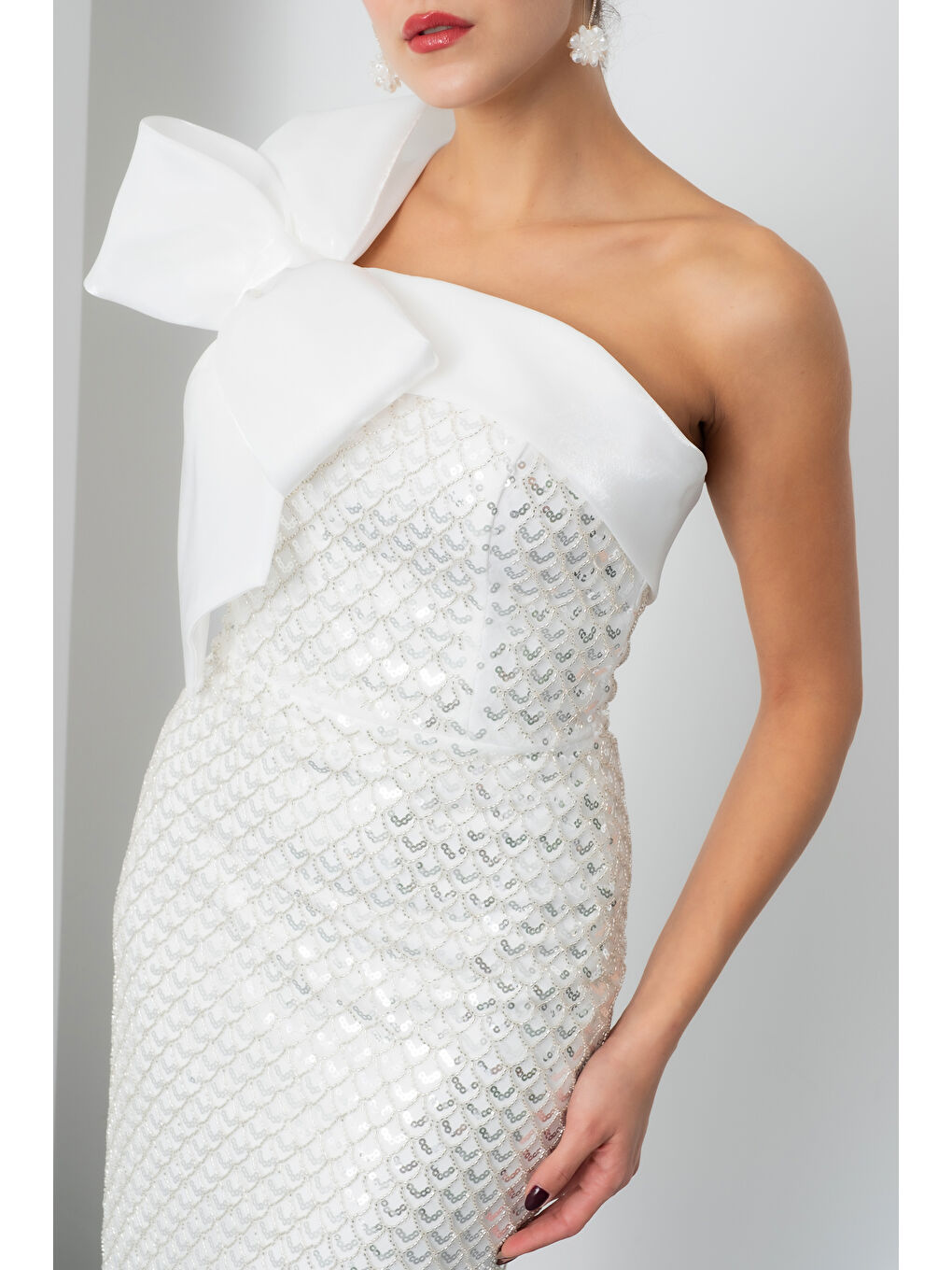Kadın Beyaz Tek Omuz Boncuklu Midi Gece Elbisesi-4
