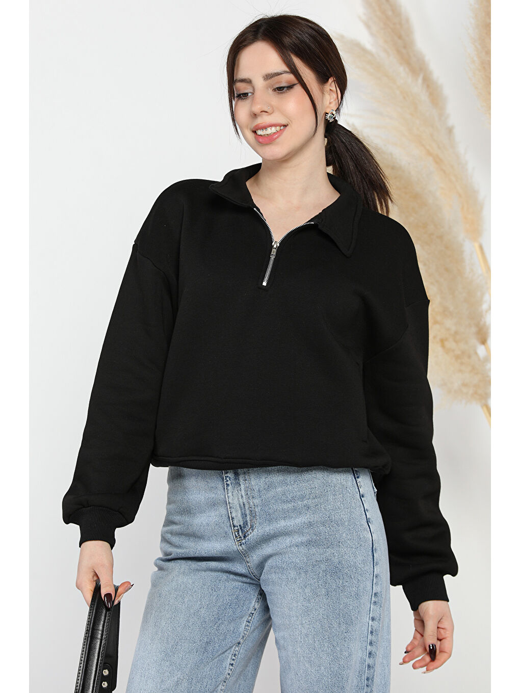 Siyah Dik Yaka Yarım Fermuarlı Şardonlu Kadın Sweatshirt