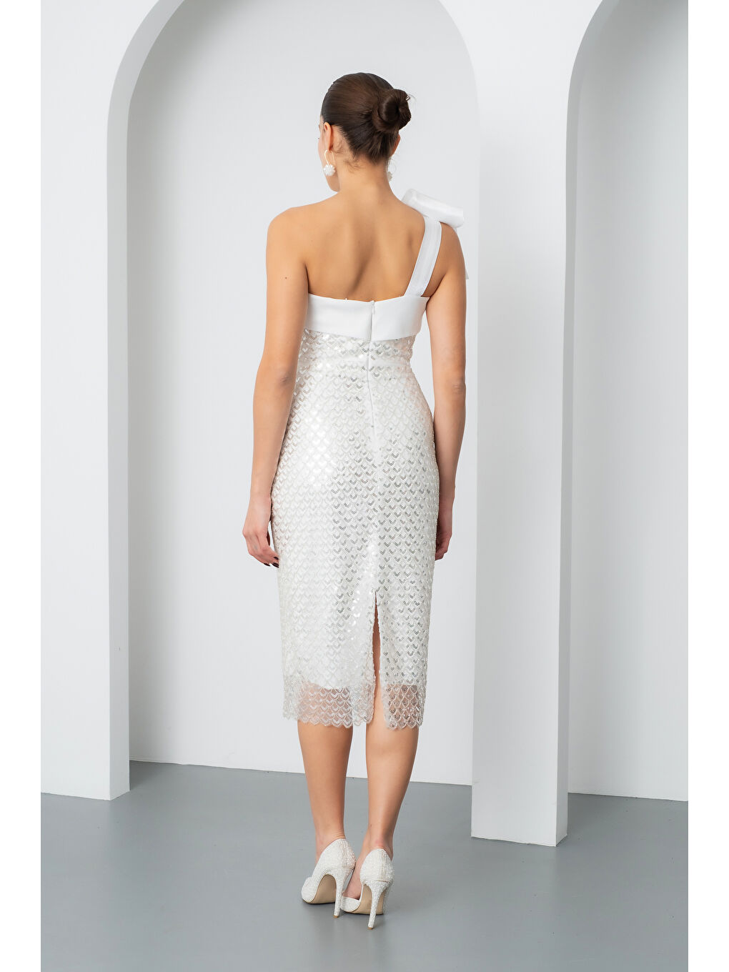 Kadın Beyaz Tek Omuz Boncuklu Midi Gece Elbisesi-5