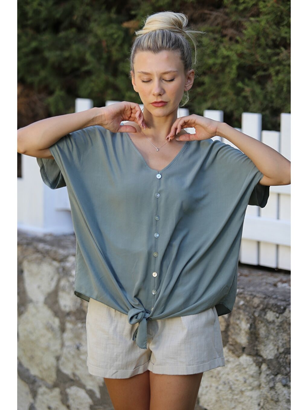 İtalyan Haki V Yaka Düşük Kol Bağlamalı Süs Düğmeli Dokuma Casual Bluz