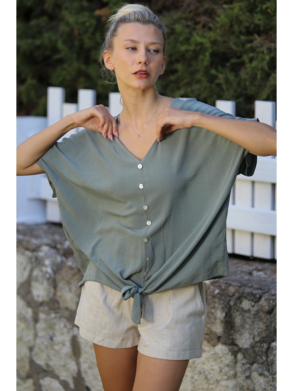 İtalyan Haki V Yaka Düşük Kol Bağlamalı Süs Düğmeli Dokuma Casual Bluz-1