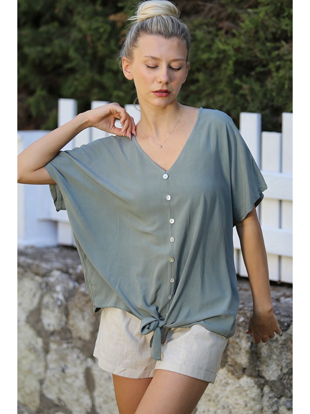 İtalyan Haki V Yaka Düşük Kol Bağlamalı Süs Düğmeli Dokuma Casual Bluz-2