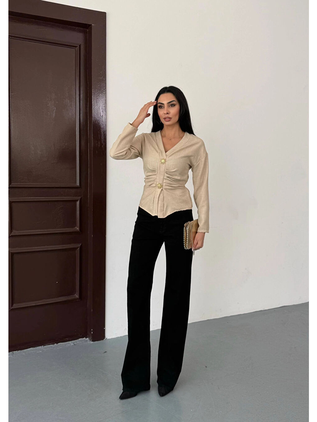 Kadın Bej Kruvaze Yaka Gold Düğmeli Büzgülü Uzun Kollu Keten Bluz HZL26W-FRY123701