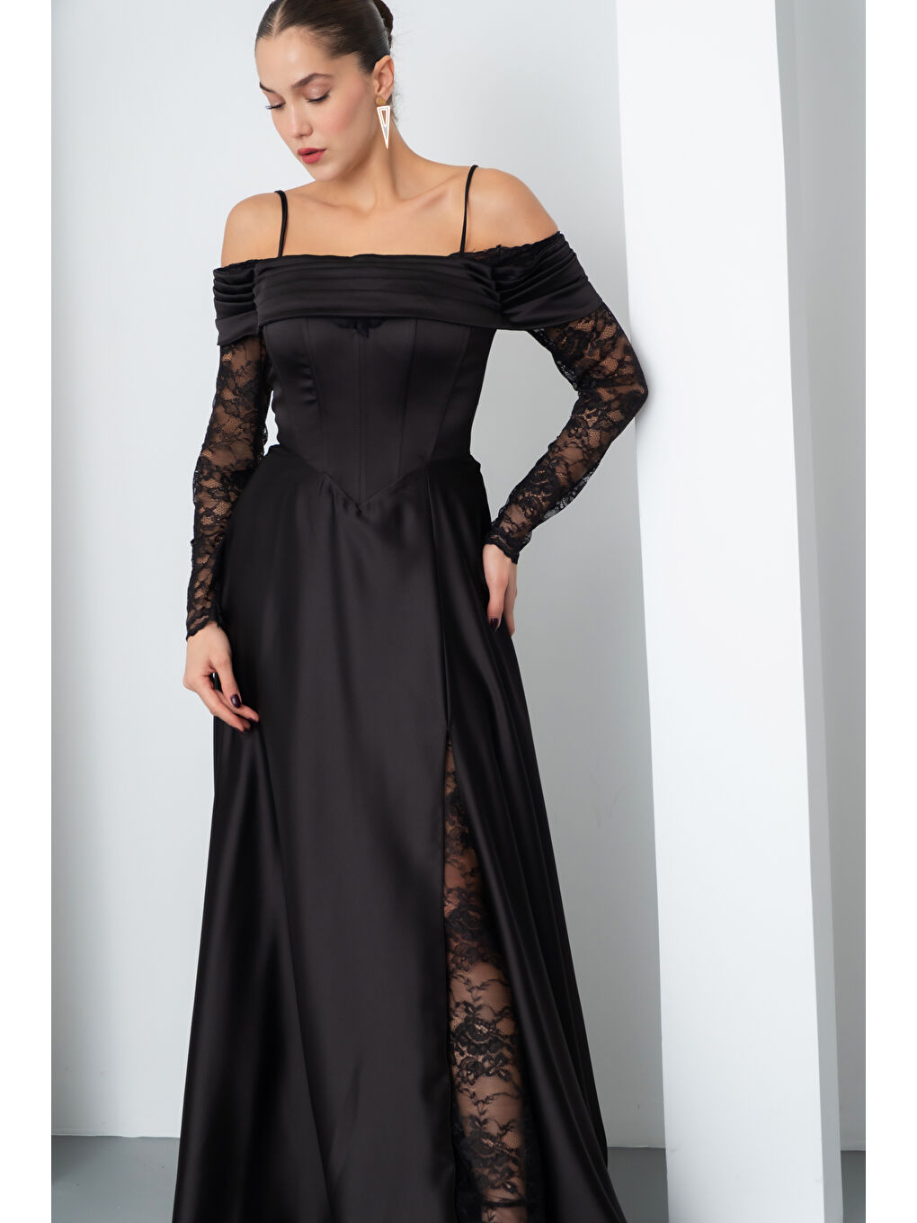 Kadın Siyah Dantel Detaylı Uzun Saten Abiye Elbise-2