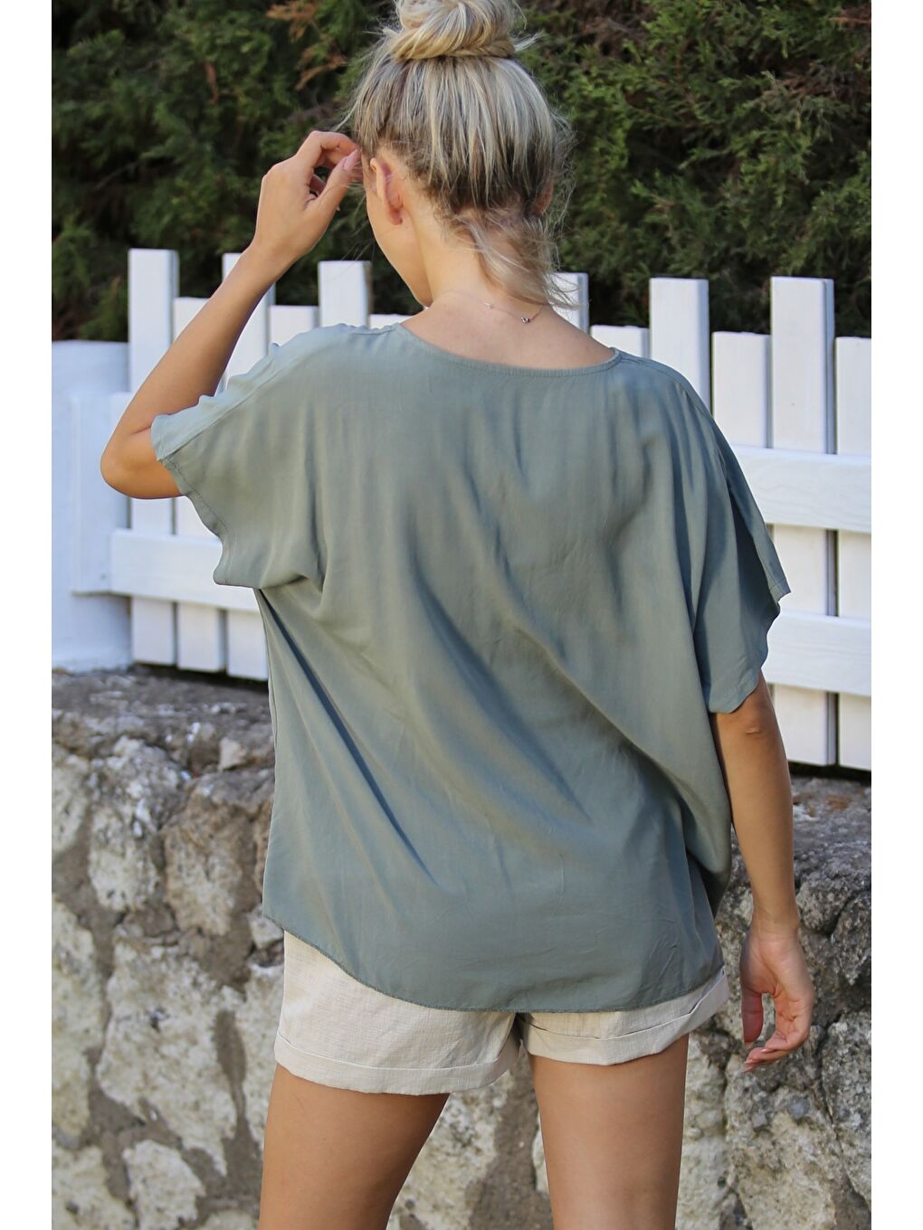 İtalyan Haki V Yaka Düşük Kol Bağlamalı Süs Düğmeli Dokuma Casual Bluz-3