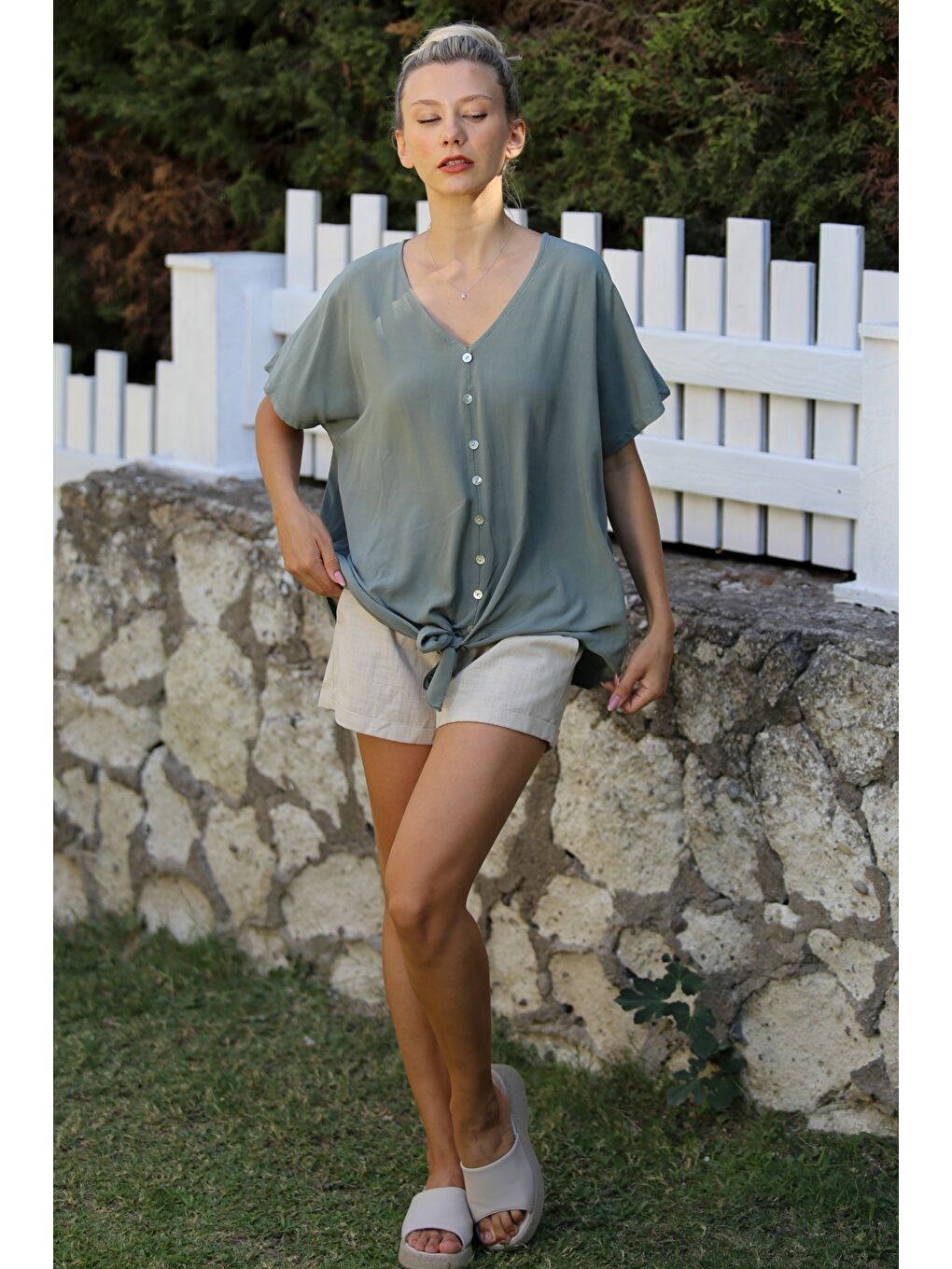 İtalyan Haki V Yaka Düşük Kol Bağlamalı Süs Düğmeli Dokuma Casual Bluz-6