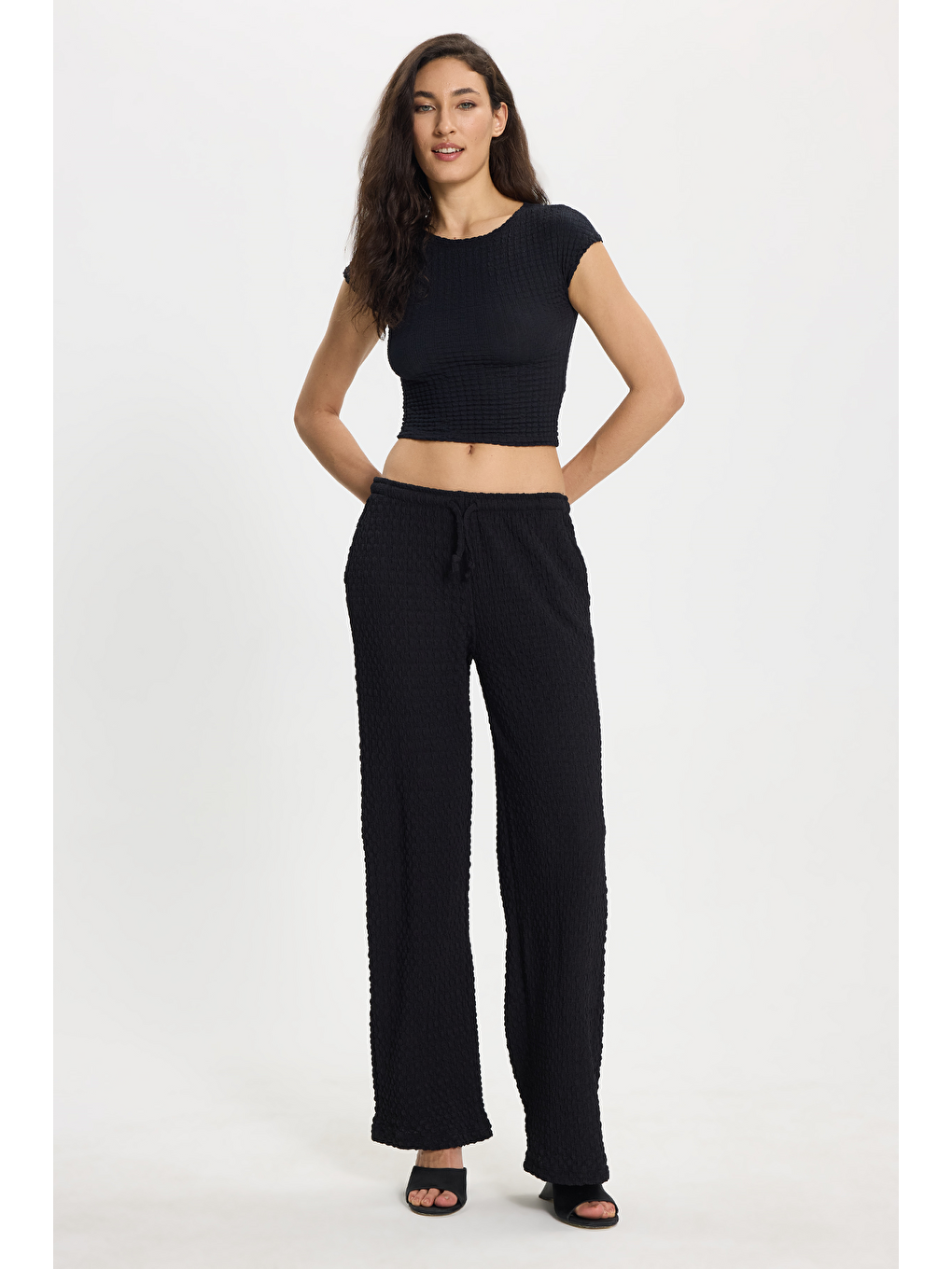 Kadın Slim Fit Dar Kesim Bisiklet Yaka Kolsuz Dokulu Siyah Bürümcük Bluz-1