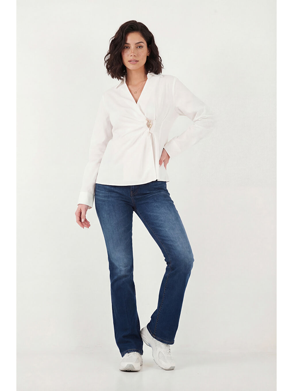 Beyaz % 100 Pamuk Slim Fit Toka Detaylı Uzun Kollu Kadın Gömlek 6778317-1