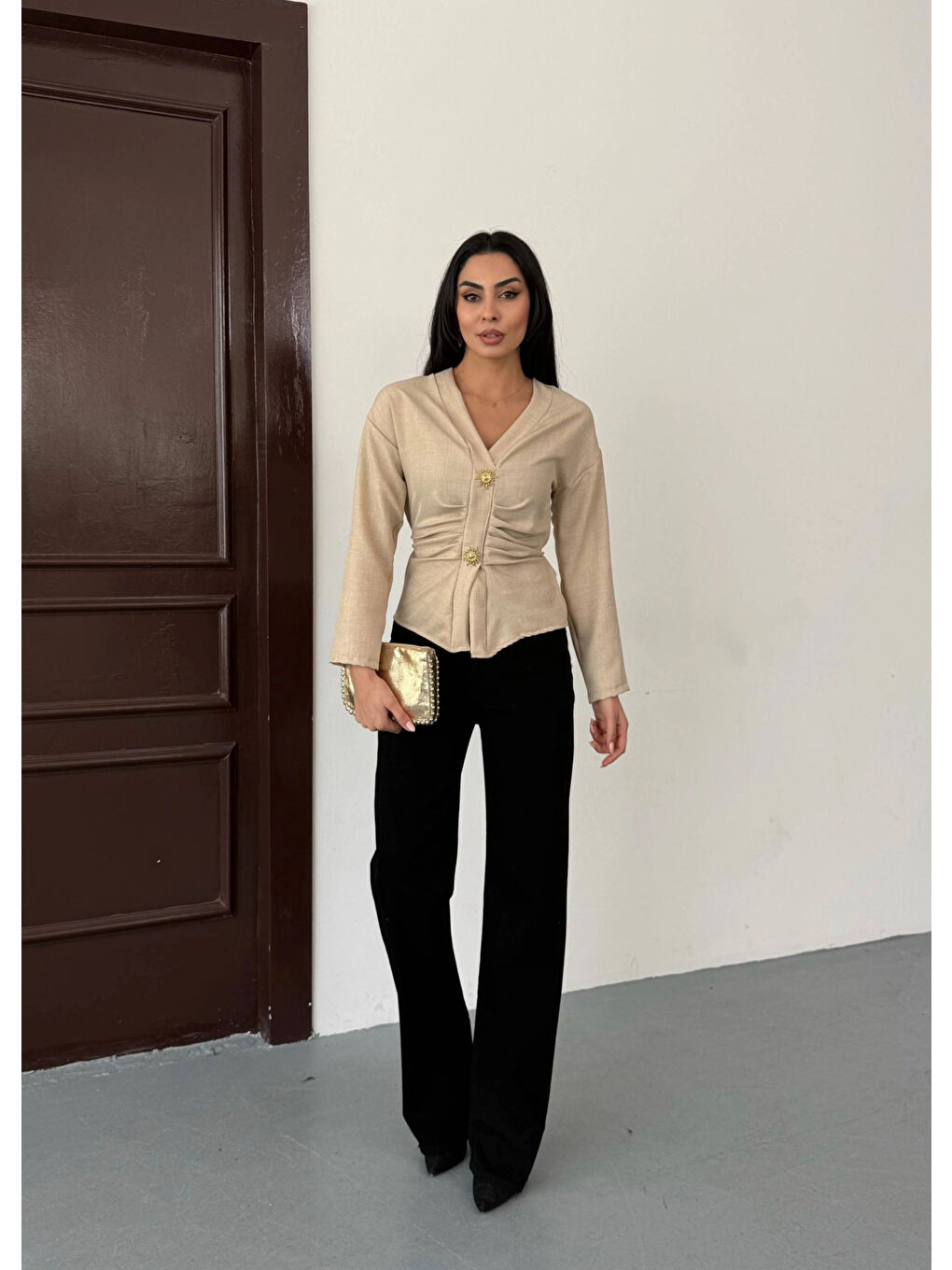 Kadın Bej Kruvaze Yaka Gold Düğmeli Büzgülü Uzun Kollu Keten Bluz HZL26W-FRY123701-1