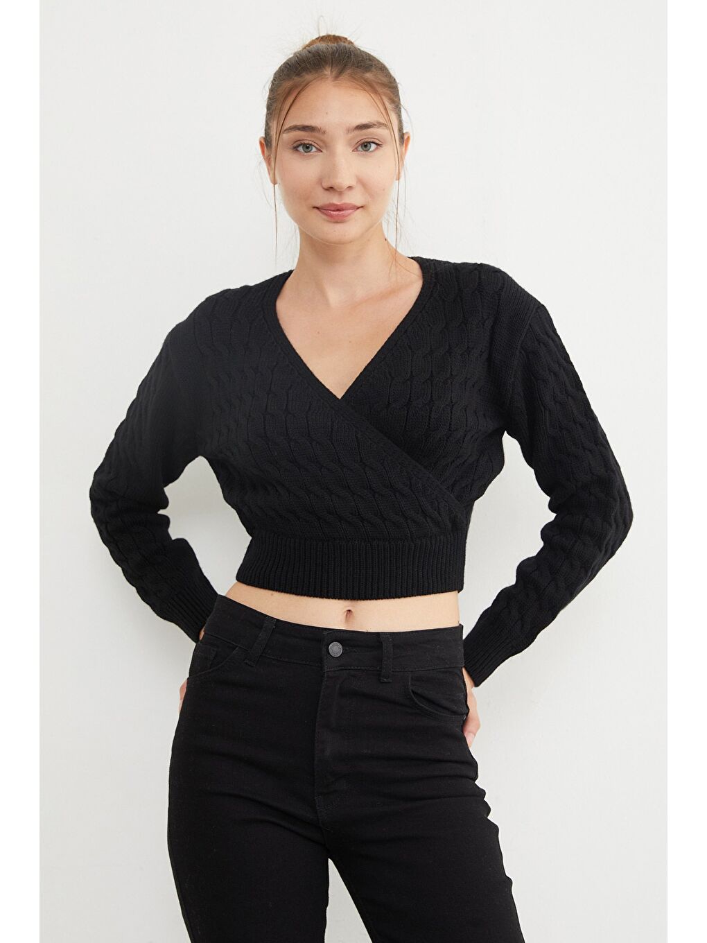 Siyah Saç Örgüsü Desenli Kruvaze Yaka Triko Kazak