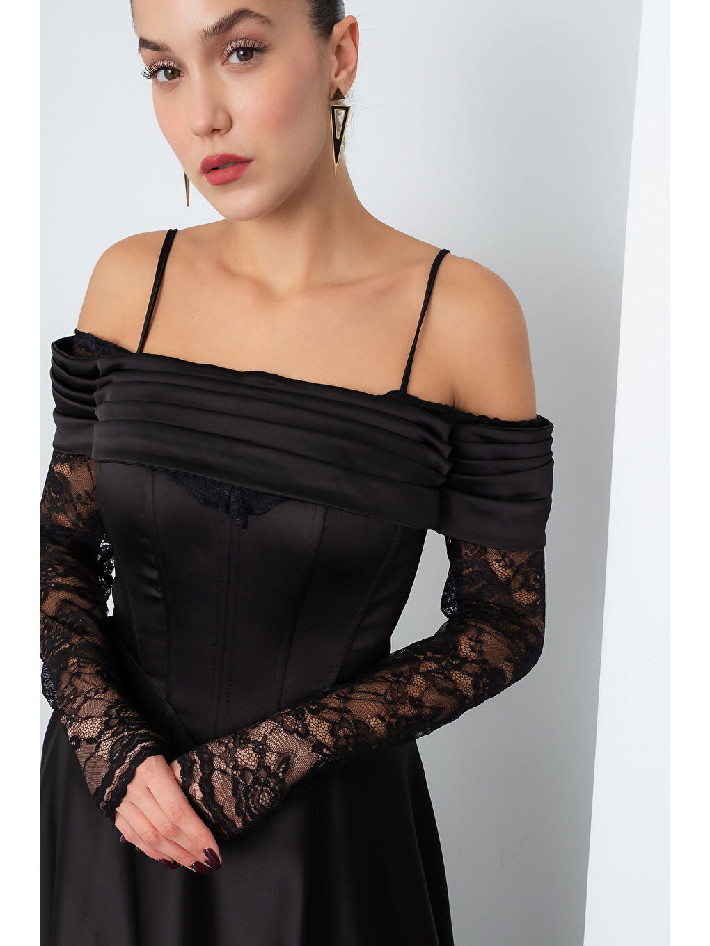 Kadın Siyah Dantel Detaylı Uzun Saten Abiye Elbise-3