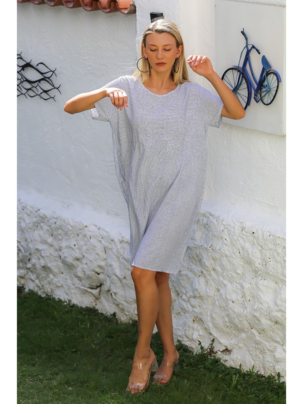 İtalyan Beyaz-Siyah Yuvarlak Yaka Kısa Kol Çizgili Dokuma Casual Elbise