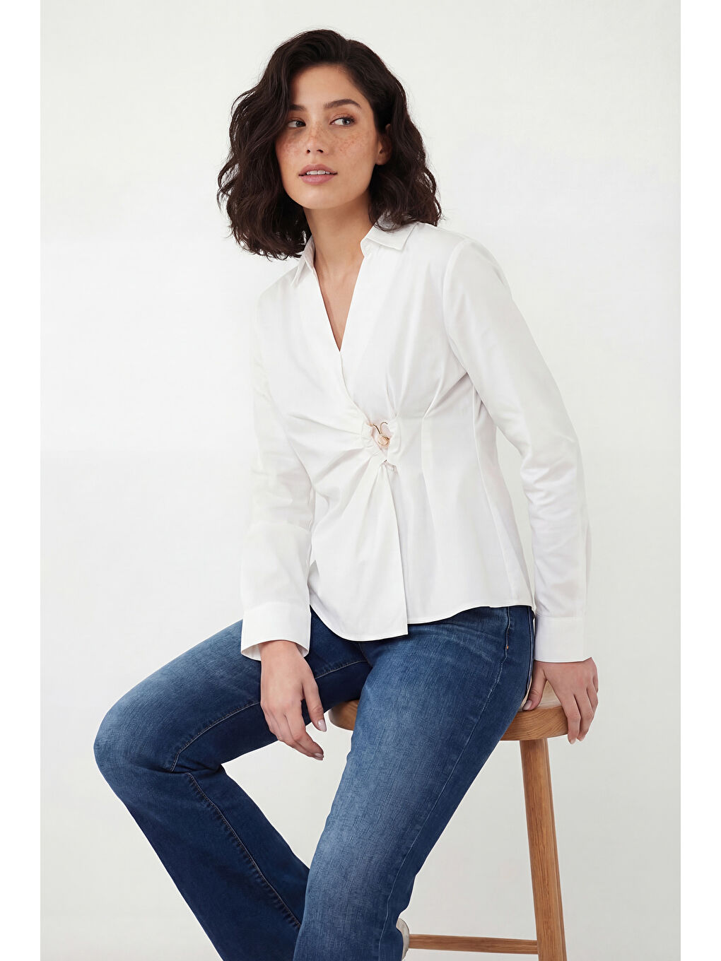 Beyaz % 100 Pamuk Slim Fit Toka Detaylı Uzun Kollu Kadın Gömlek 6778317-4