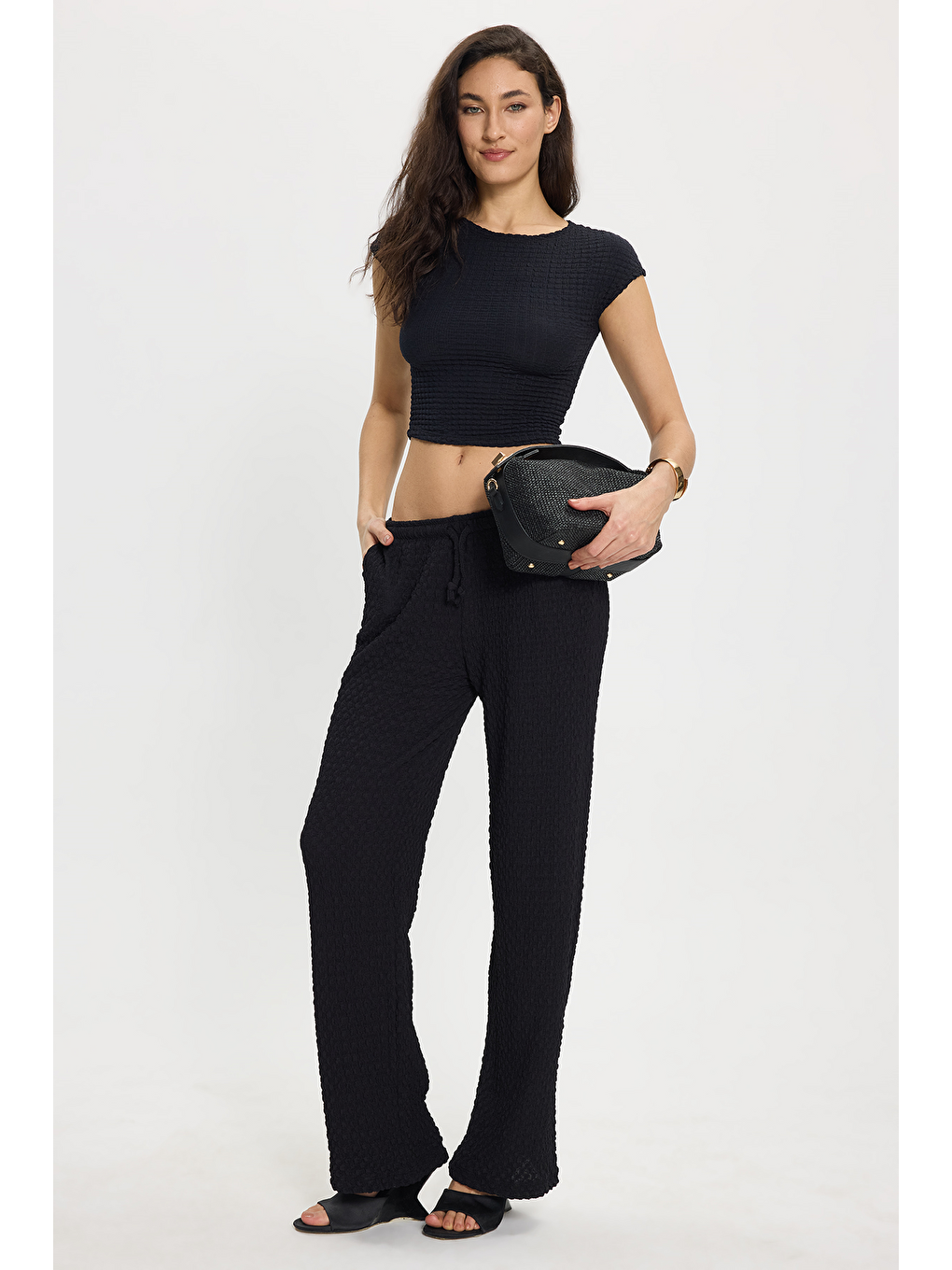 Kadın Slim Fit Dar Kesim Bisiklet Yaka Kolsuz Dokulu Siyah Bürümcük Bluz-2