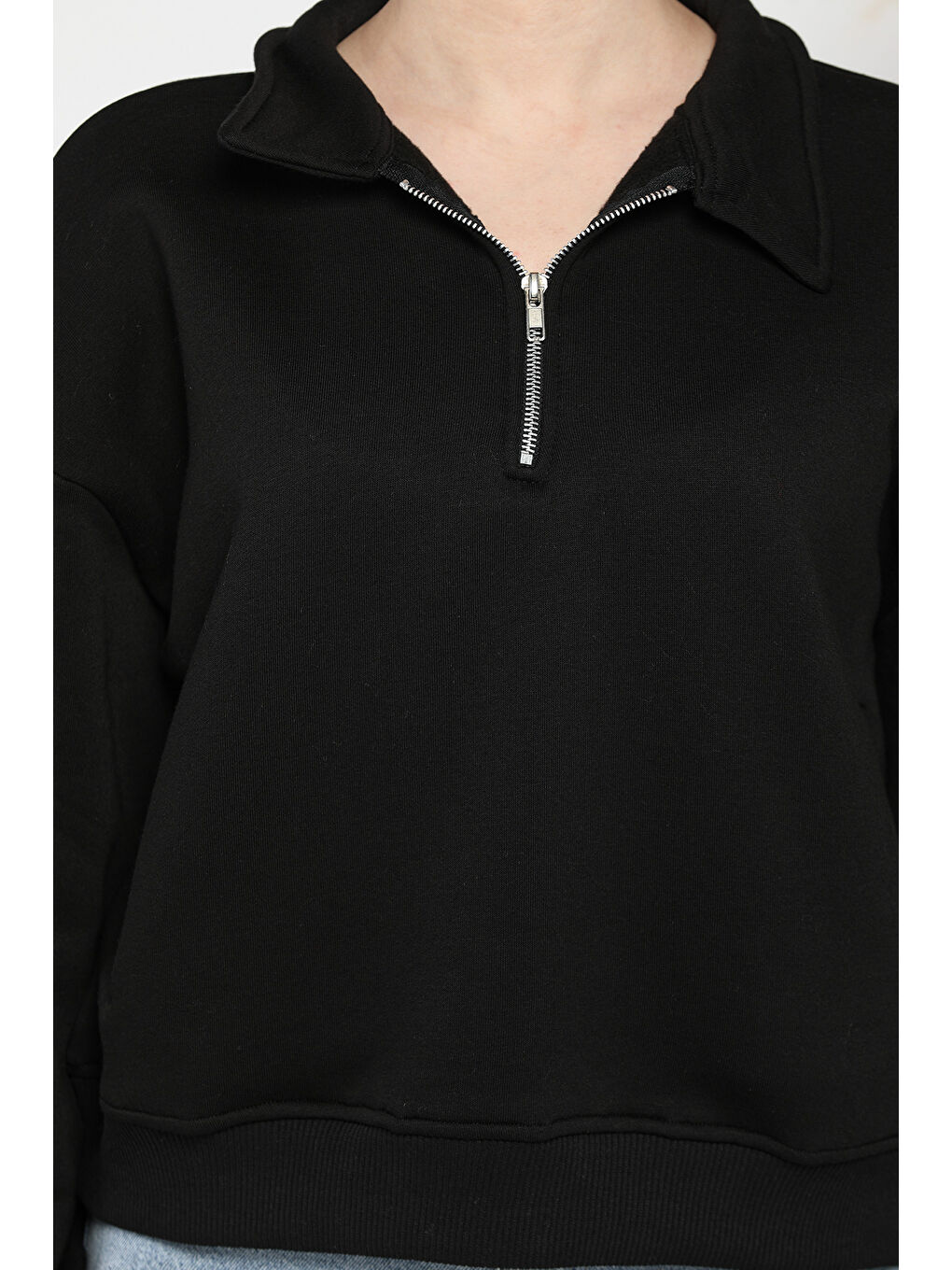 Siyah Dik Yaka Yarım Fermuarlı Şardonlu Kadın Sweatshirt-3