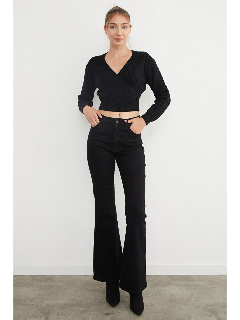 Siyah Saç Örgüsü Desenli Kruvaze Yaka Triko Kazak-1