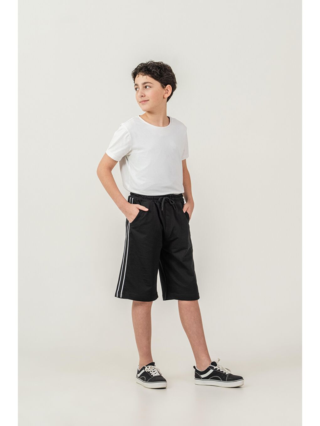 Siyah Yanlar Şeritli Erkek Çocuk Şort-1