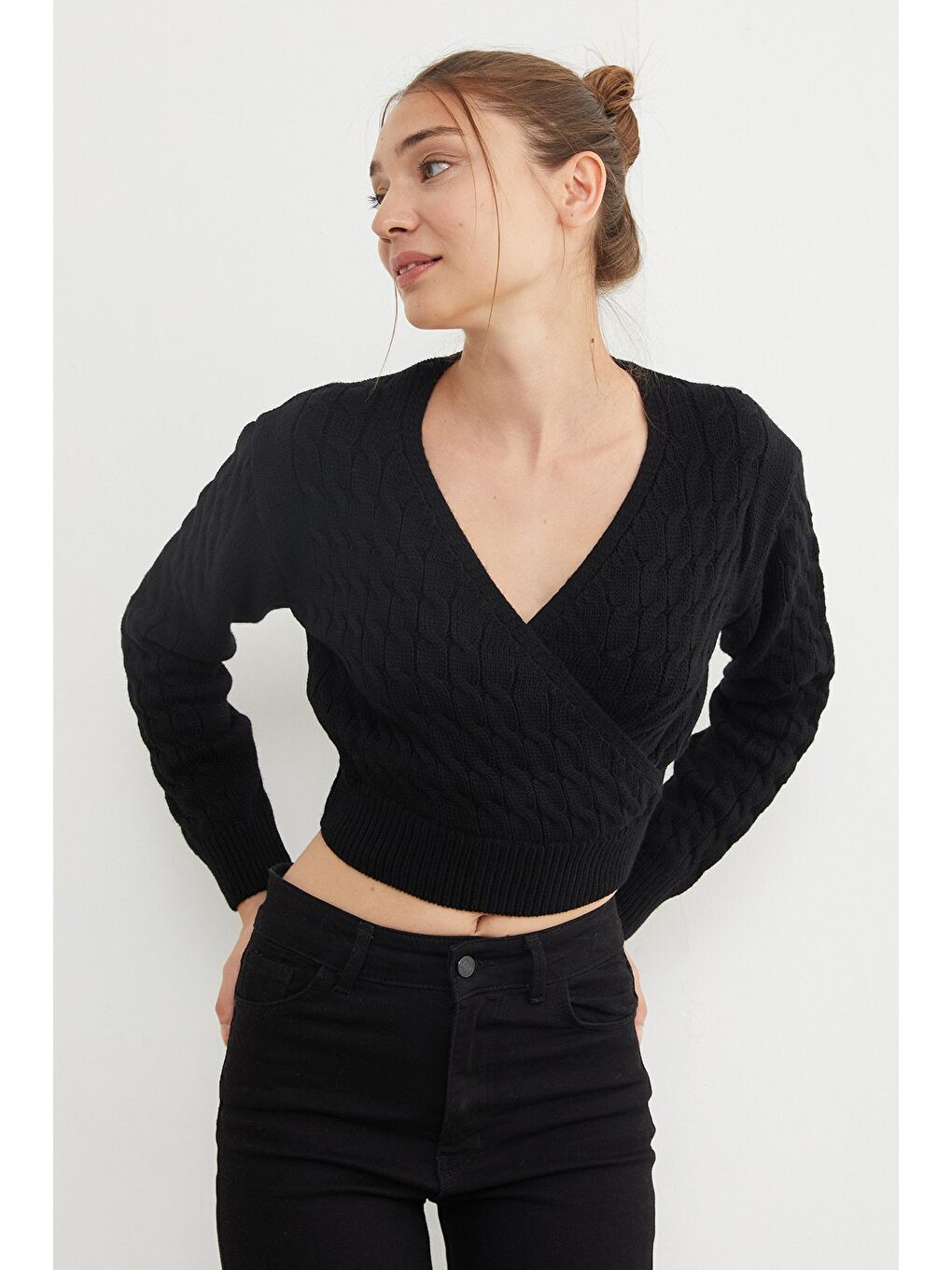 Siyah Saç Örgüsü Desenli Kruvaze Yaka Triko Kazak-2