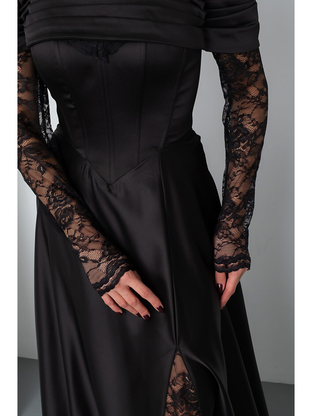 Kadın Siyah Dantel Detaylı Uzun Saten Abiye Elbise-4