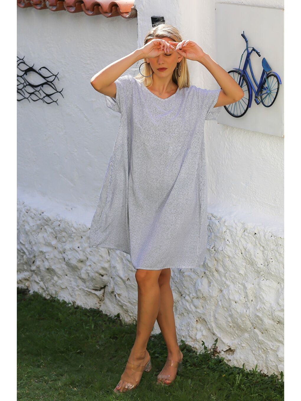 İtalyan Beyaz-Siyah Yuvarlak Yaka Kısa Kol Çizgili Dokuma Casual Elbise-4