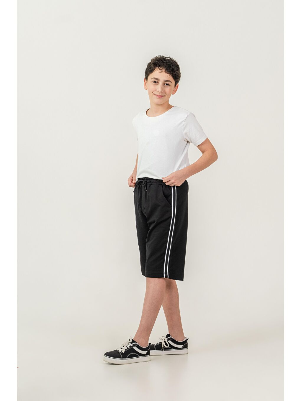 Siyah Yanlar Şeritli Erkek Çocuk Şort-2