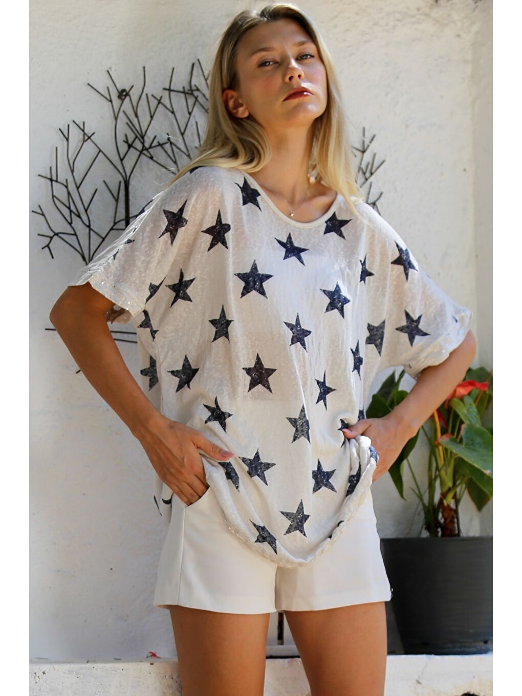 Ekru İtalyan Krem Kayık Yaka Kısa Kol Yıldız Baskılı Kol Ve Etek Ucu Pul Payetli Dokuma Casual Bluz