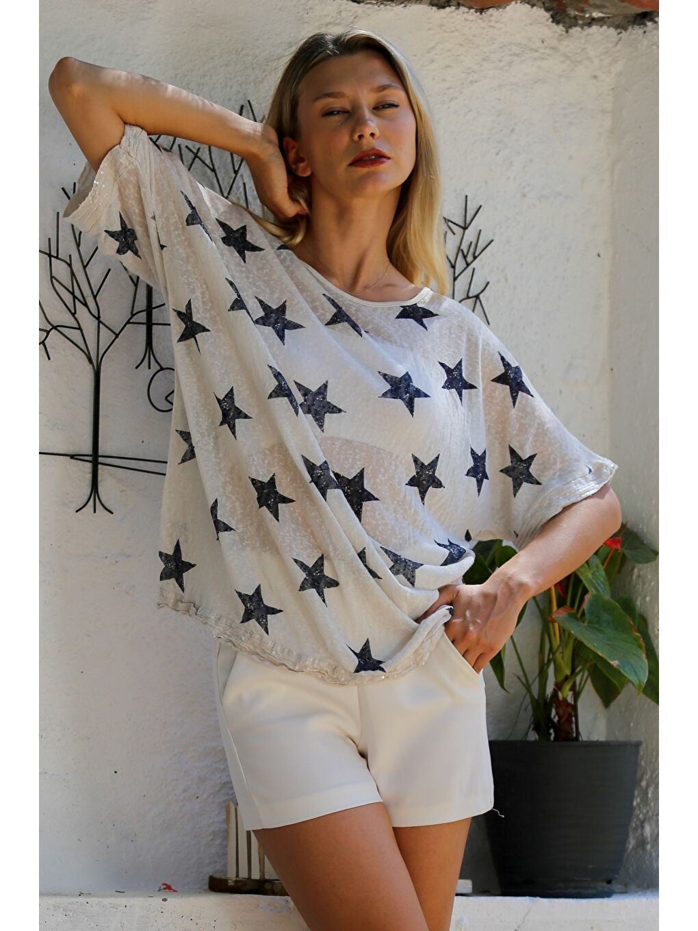 Ekru İtalyan Krem Kayık Yaka Kısa Kol Yıldız Baskılı Kol Ve Etek Ucu Pul Payetli Dokuma Casual Bluz-1