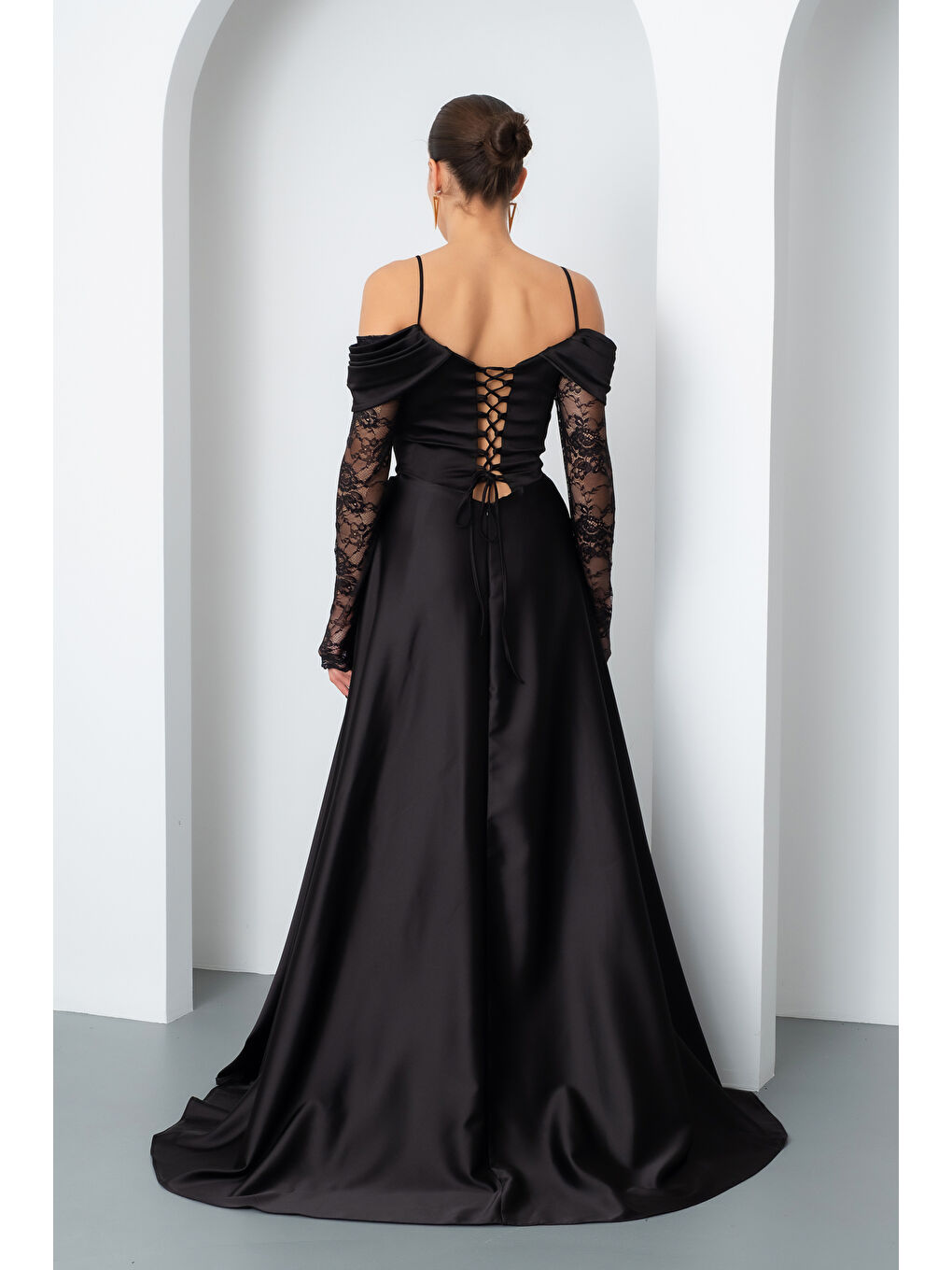 Kadın Siyah Dantel Detaylı Uzun Saten Abiye Elbise-5