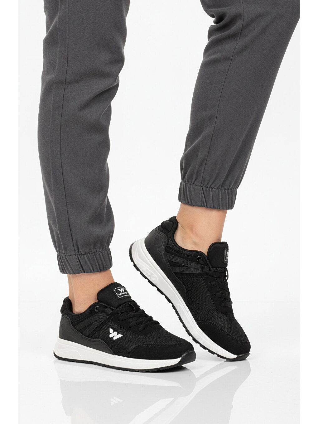 Siyah Beyaz Fileli Hafif Bağcıklı Unisex Spor Ayakkabı 7001 Omina G