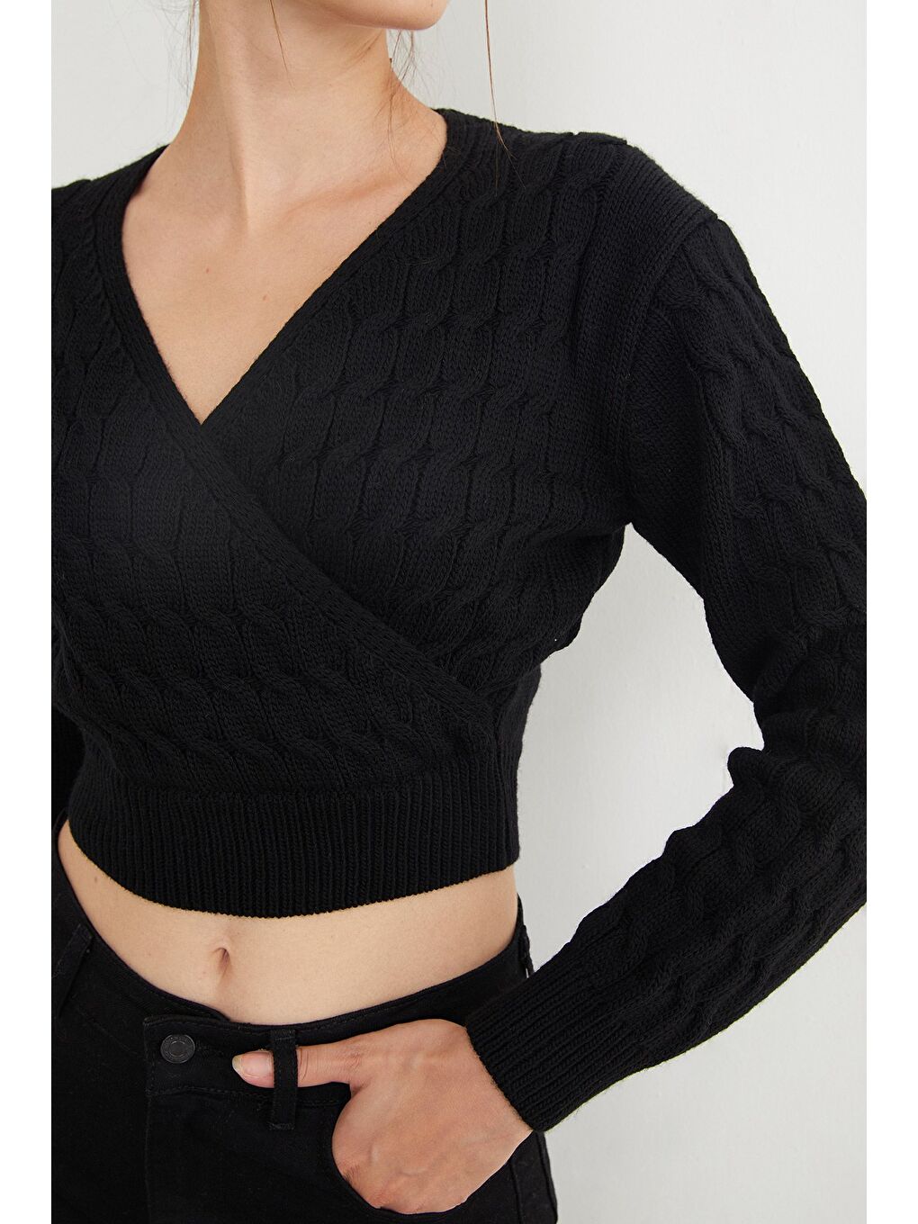 Siyah Saç Örgüsü Desenli Kruvaze Yaka Triko Kazak-4