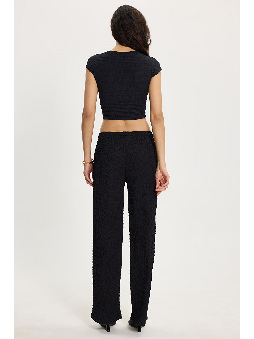 Kadın Slim Fit Dar Kesim Bisiklet Yaka Kolsuz Dokulu Siyah Bürümcük Bluz-5
