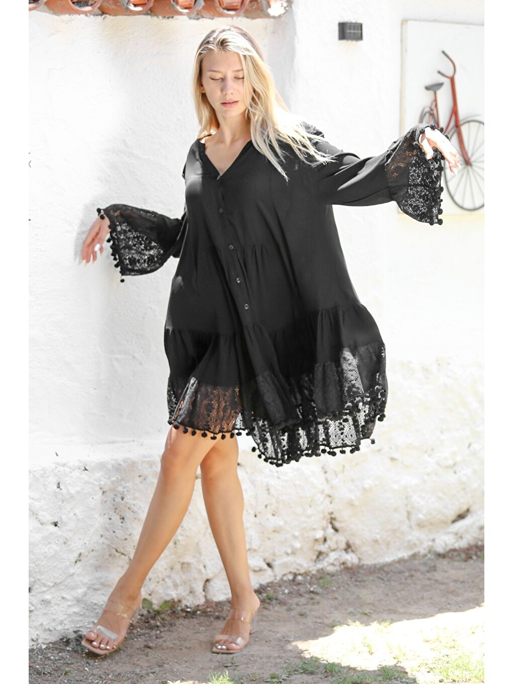 Siyah Hakim Yaka Dantelli Kol Düğmeli Etek Ucu Dantelli Dokuma Casual Elbise