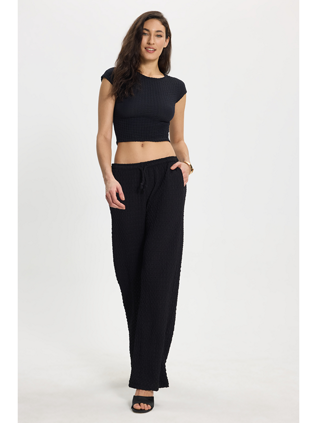 Kadın Slim Fit Dar Kesim Bisiklet Yaka Kolsuz Dokulu Siyah Bürümcük Bluz-6