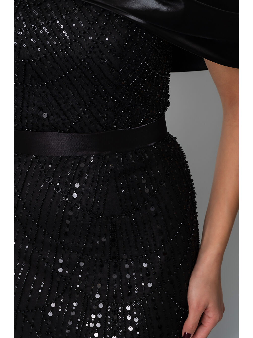 Kadın Siyah Kayık Yaka Midi Boncuklu Abiye Elbise-4