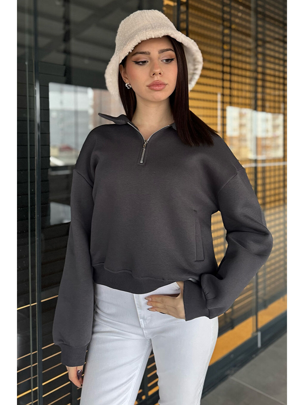 Gri Dik Yaka Yarım Fermuarlı Şardonlu Kadın Sweatshirt-1
