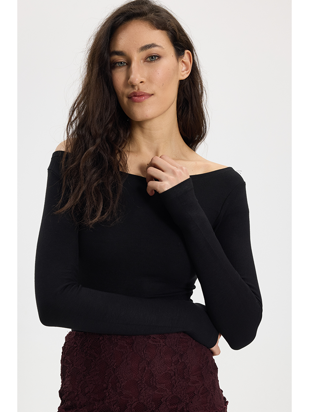 Kadın Slim Fit Dar Kesim Pamuklu Kayık Yaka Uzun Kollu Siyah Bluz