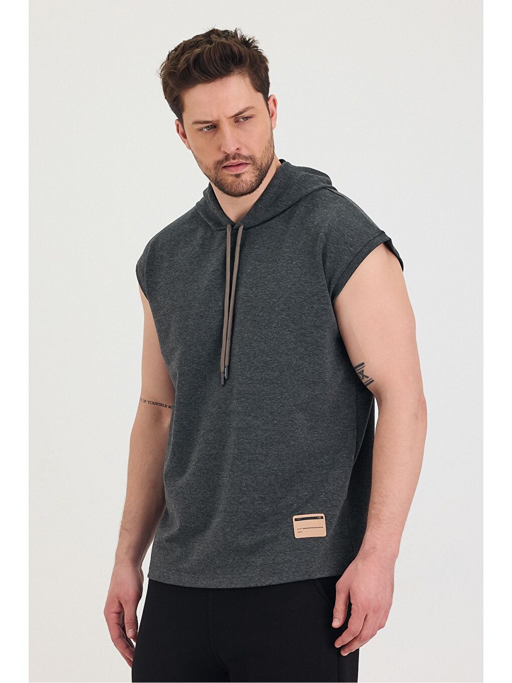 Gri Kapüşonlu Sıfır Kol Oversize Salaş Unisex Tişört-6