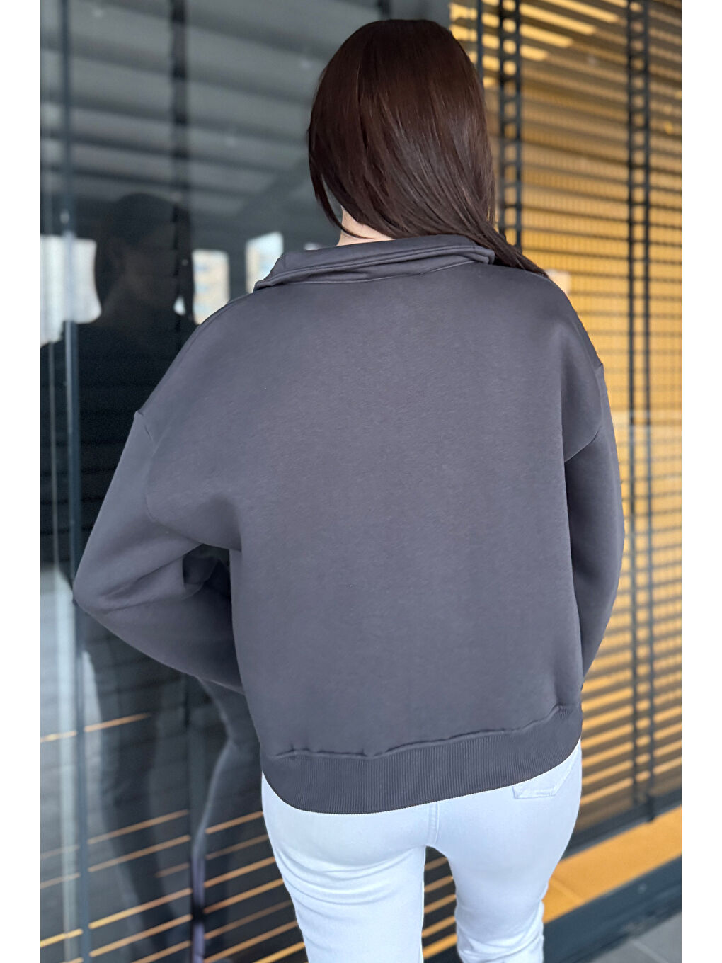 Gri Dik Yaka Yarım Fermuarlı Şardonlu Kadın Sweatshirt-3