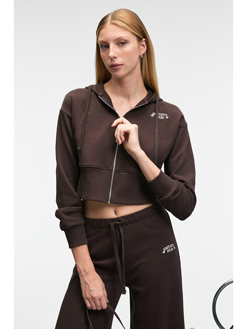 Elara Kadın Metal Fermuarlı Nakışlı Kapüşonlu Crop Koyu Kahverengi Sweatshirt-1