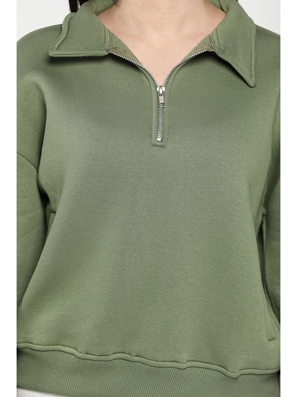 Haki Dik Yaka Yarım Fermuarlı Şardonlu Kadın Sweatshirt-3