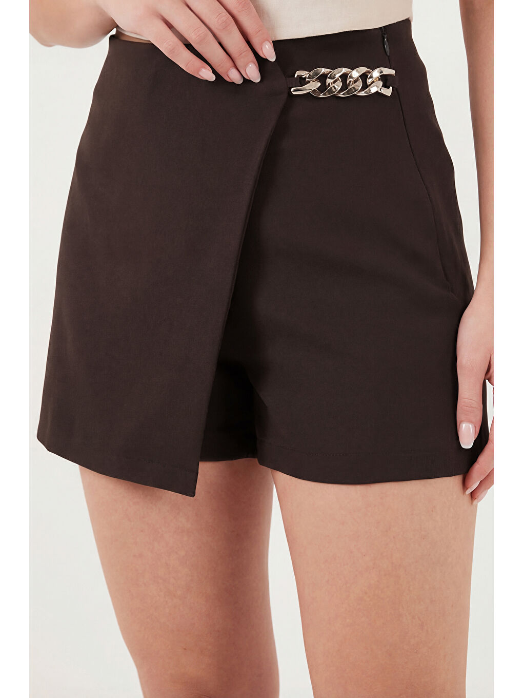 Kahverengi Slim Fit Zincir Detaylı Normal Bel Kadın Şort Etek 6522043-5