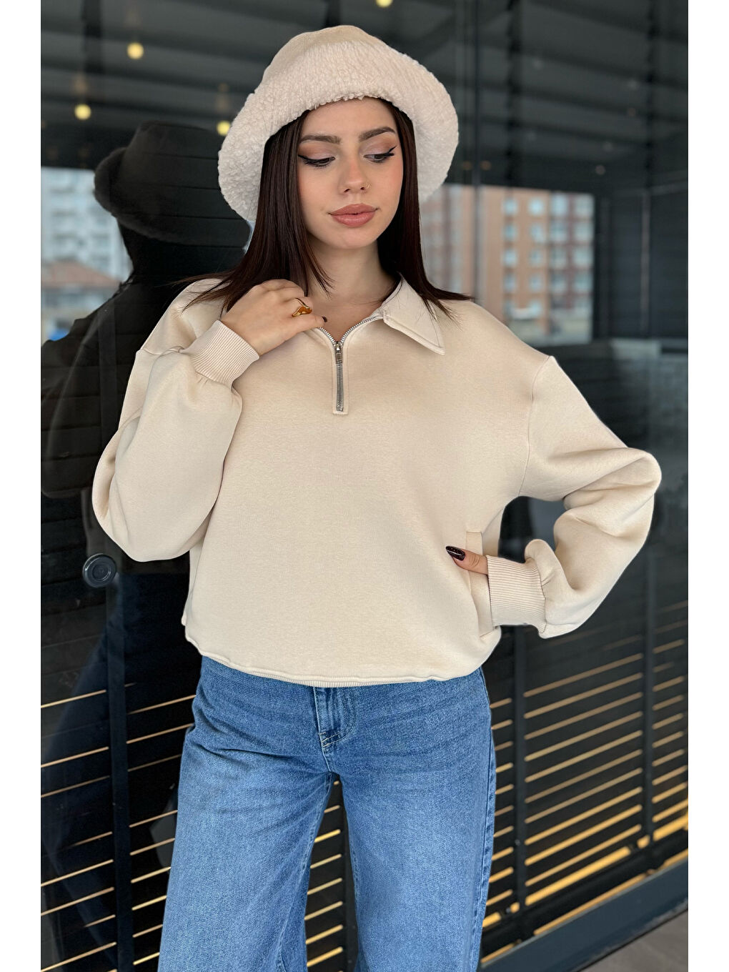 Bej Dik Yaka Yarım Fermuarlı Şardonlu Kadın Sweatshirt-1