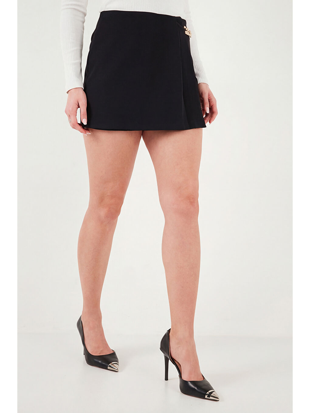 Siyah Slim Fit Zincir Detaylı Normal Bel Kadın Şort Etek 6522043-1