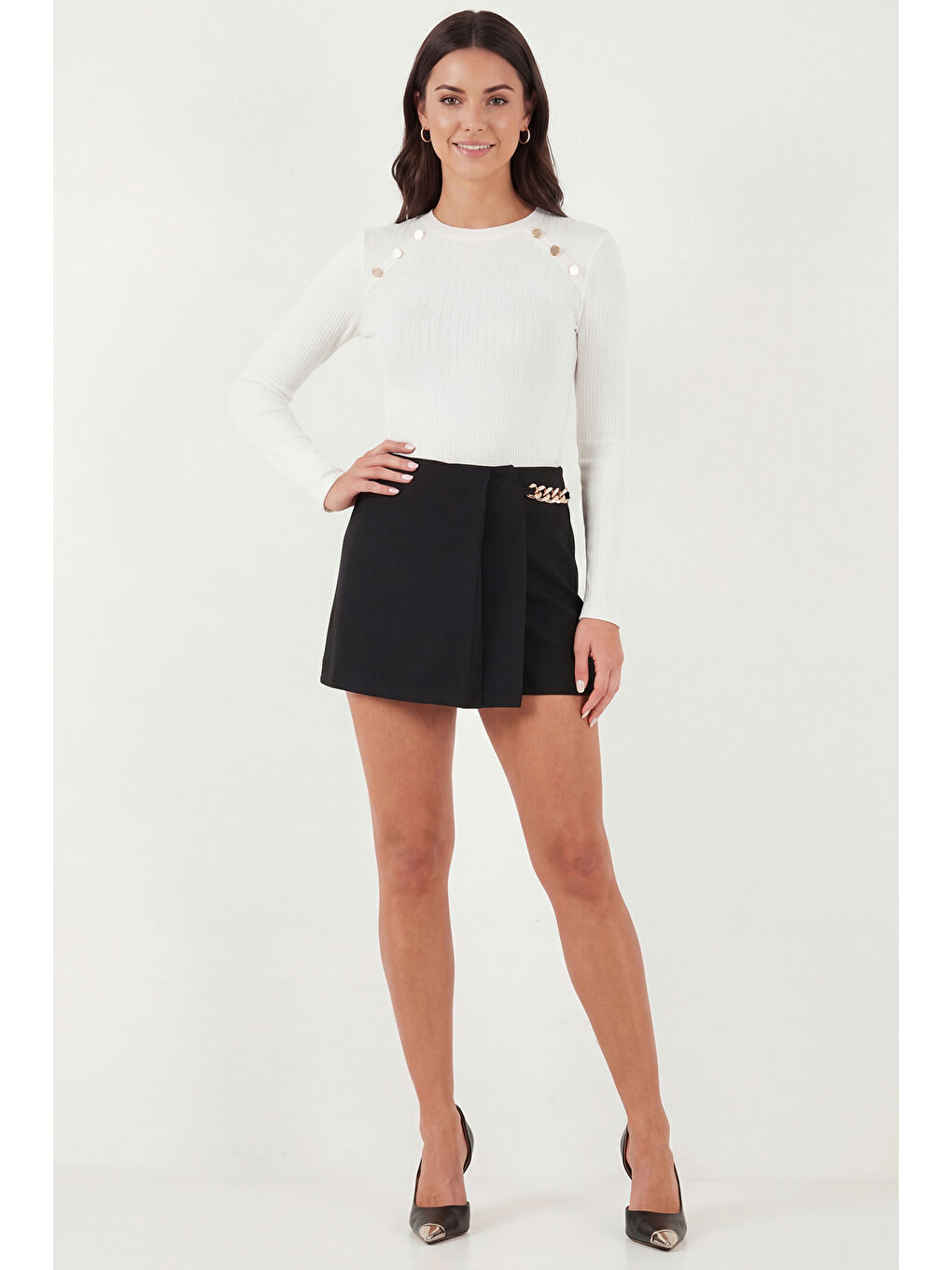 Siyah Slim Fit Zincir Detaylı Normal Bel Kadın Şort Etek 6522043-2